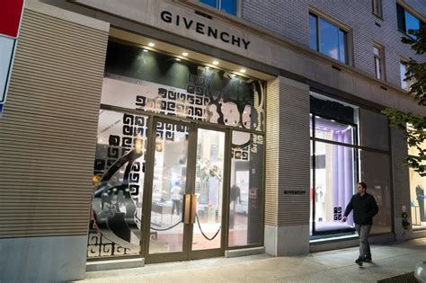 Thieves smash door at Givenchy store in Manhattan, steal K 